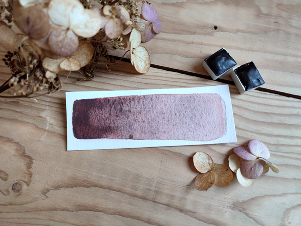 Aquarelle artisanale : terre d’ombre calcinée en demi-godet